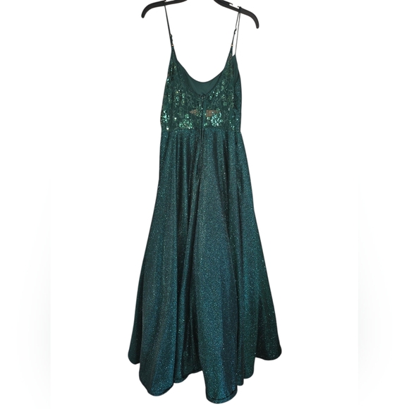 Elegant Emerald Green Evening Dress Gown - Homecoming - Prom - Picture 4 of 9